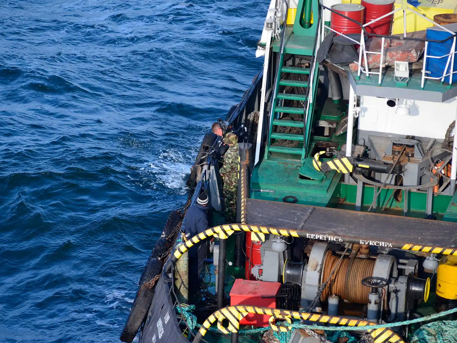 Водолазне судно в морі, на палубі шланги й лебідка для спусків
